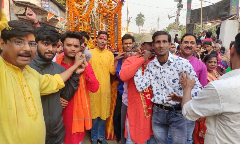 खगौल। महाशिवरात्रि पर नगर मे शिव की बारात निकाली गई  इस शोभायात्रा में नगर के नर नारी हर हर महादेवका उद्घोष कर रहे थे शिवभक्त कई जगह शोभायात्रा पर फूल बरसा कर महादेव के बाद का स्वागत कर रहे थे। नगर के ठाकुरबाड़ी स्थित मंदिर लाल चौक  से भगवान शिव का भव्य शोभायात्रा निकाली गई इस शोभायात्रा में घोड़ा ऊंट डीजे बैंड बाजा ढोल ताजा एवं भूत बेताल सहित विभिन्न भगवान का रूप धारण किए हुए कलाकार भी शामिल थे। बैंड के कलाकारों एक से बढ़कर  शिव भक्ति गीत गा रहे थे जो कि बरात में शामिल महिला एवं पुरुष भक्तों को झूमने पर मजबूर कर रहे थे। इस बरात के नेतृत्व कर रहे धर्म प्रेमी संघ के अध्यक्ष रितेश कुमार बिट्टू व्यवस्थापक चंदू प्रिंस ने बताया कि शोभा यात्रा की समाप्ति के बाद रात्रि में शिव विवाह का भी आयोजन किया गया है। जहां महिलाएं झूमर गीत गा रही हैं वहीं बारात में पहुंचे लोगों के स्वागत के लिए भंडारे की व्यवस्था की गई है। इस शोभायात्रा में भरत पोद्दार राजनाथ राय अमित मेहता शंभू प्रसाद मेहता पॉली गांगुली धर्मेंद्र सिंह संजय सिंह राकेश कुमार मेहता उर्फ पप्पू  शंकर कुमार वीरेंद्र प्रसाद गुप्ता गोपी नागवंशी रंजीत प्रसाद सिन्हा गोपाल नागवंशी मुकेश कुमार पवन कुमार एवं सामाजिक कार्यकर्ता एवं खगौल नगर वासियों ने अहम योगदान  दिए l