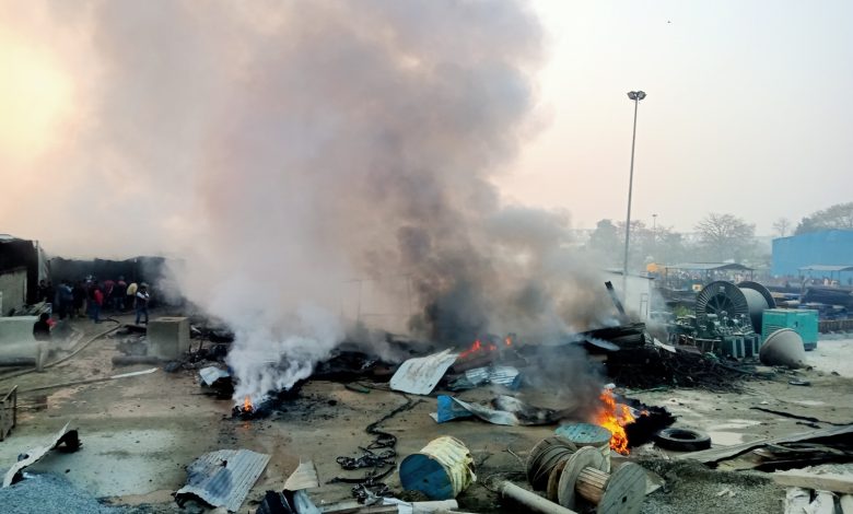 Fire broke out in the camp of the bridge construction company.