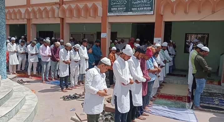On the last Friday of Ramadan, Muslims offered prayers in all mosques and prayed for peace